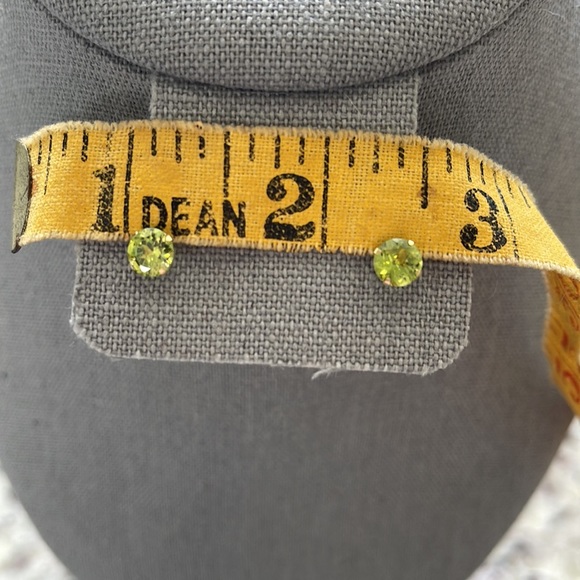 Peridot stud earrings - Picture 3 of 3